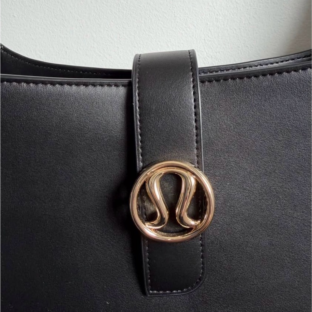 🆕 NWT Lululemon 8L Leather Alternative Bag with Gold Logo Accent - Picture 5 of 7